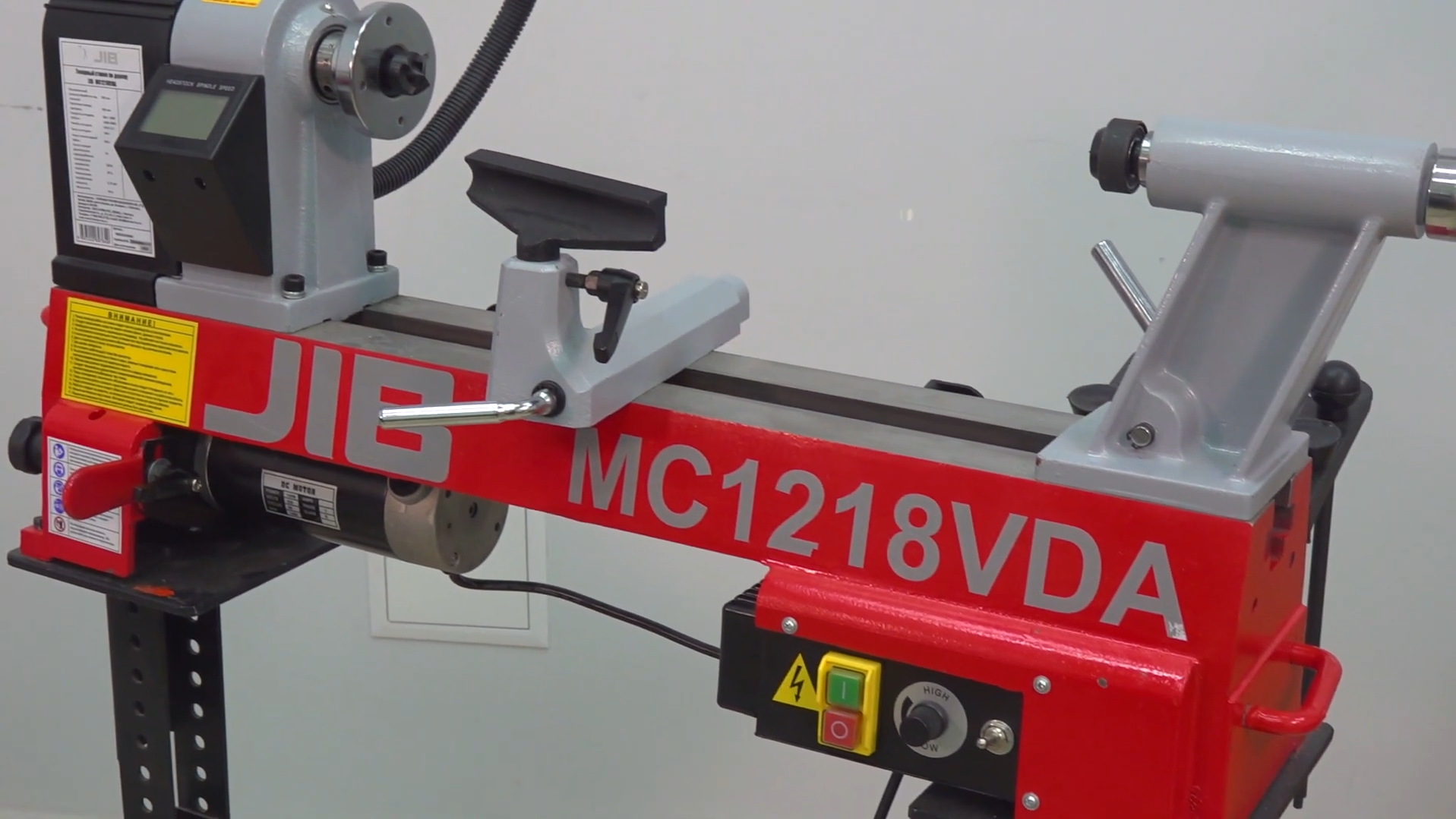 Сравнение токарных станков по дереву JIB WL305B и JIB MC1218VDA