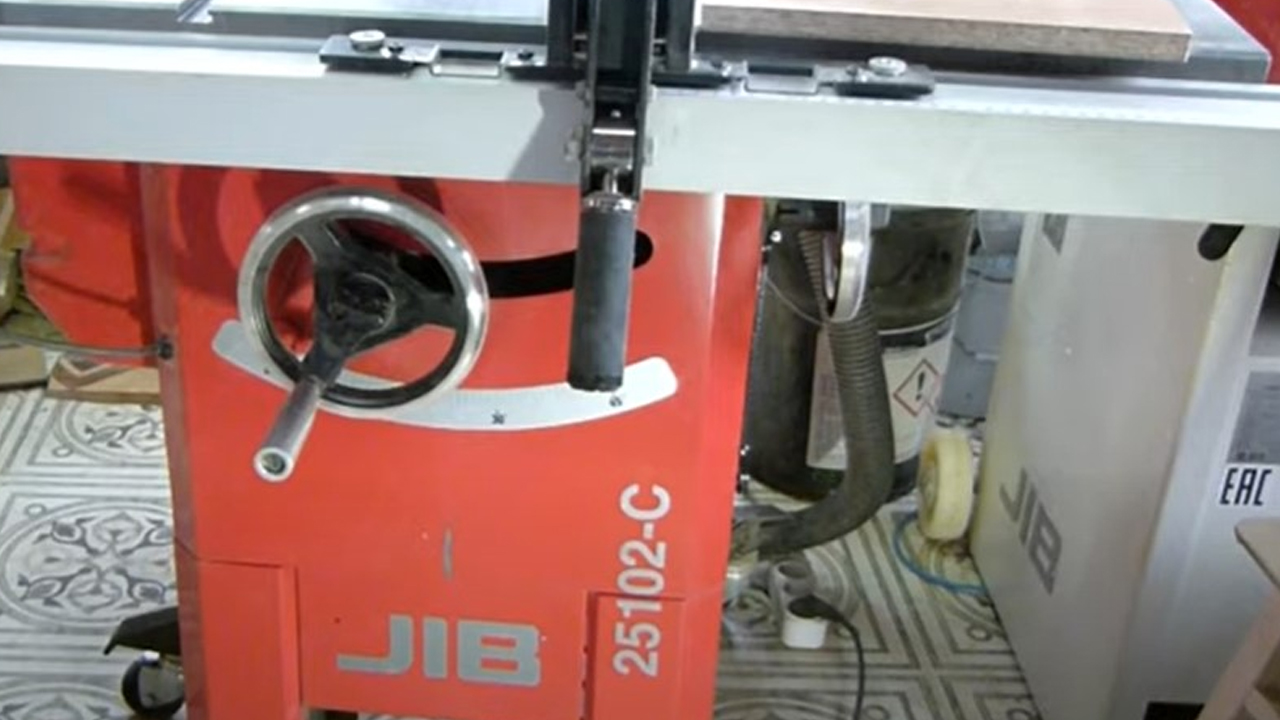 Круглопильный станок JIB 25102-C. Как натянуть ремень