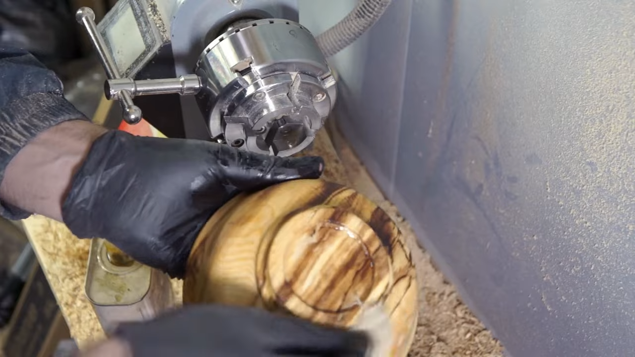 Изготовление тарелки из сосны — для орешков. Необычная текстура сосны